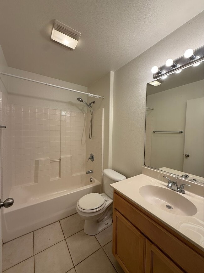 Building Photo - Centrally Located Downstairs Condo in the Oak Creek Villas