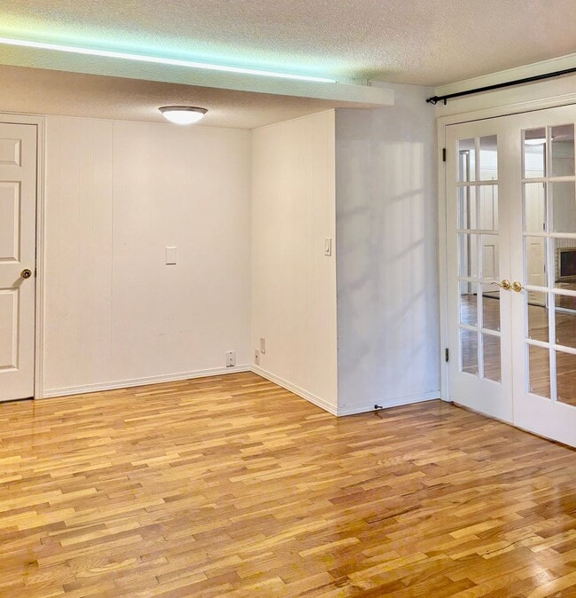 Building Photo - 3 Bed / 2.5 Bath Bellevue rambler $3,895/month