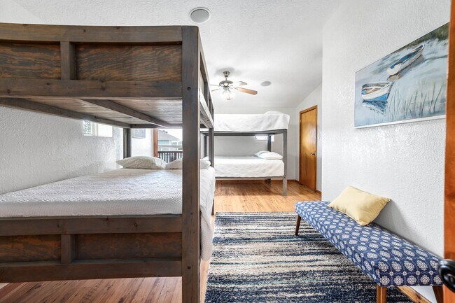 Building Photo - 302 Palm Dr