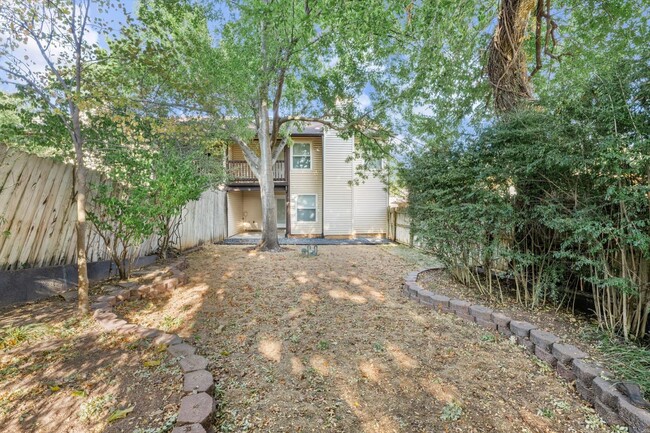 Building Photo - Spacious Townhouse in SE Edmond