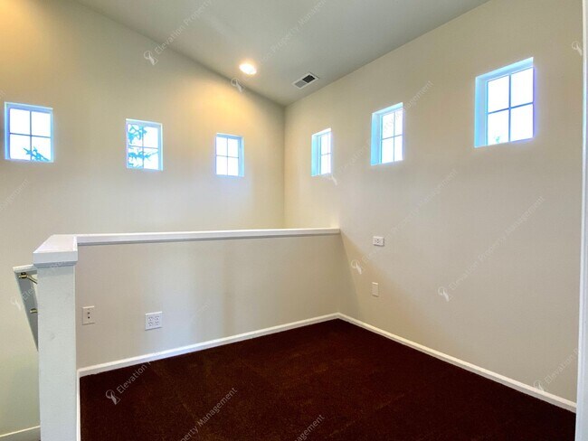 Building Photo - Charming and unique 2 BR in an upscale west Bend neighborhood