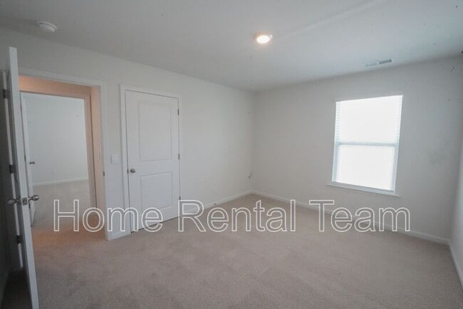 Building Photo - 108 Windrush Pnes