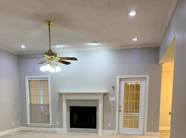 Building Photo - Beautiful 4-Bedroom Valdosta Home with Sun...