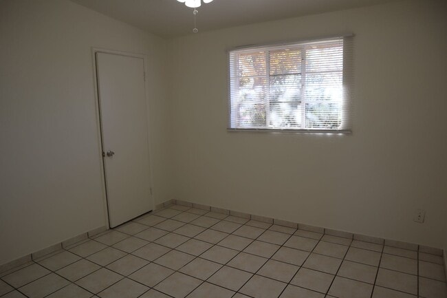 Building Photo - Great home Great price