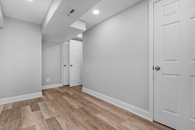 Building Photo - 4923 Lasalle Ave