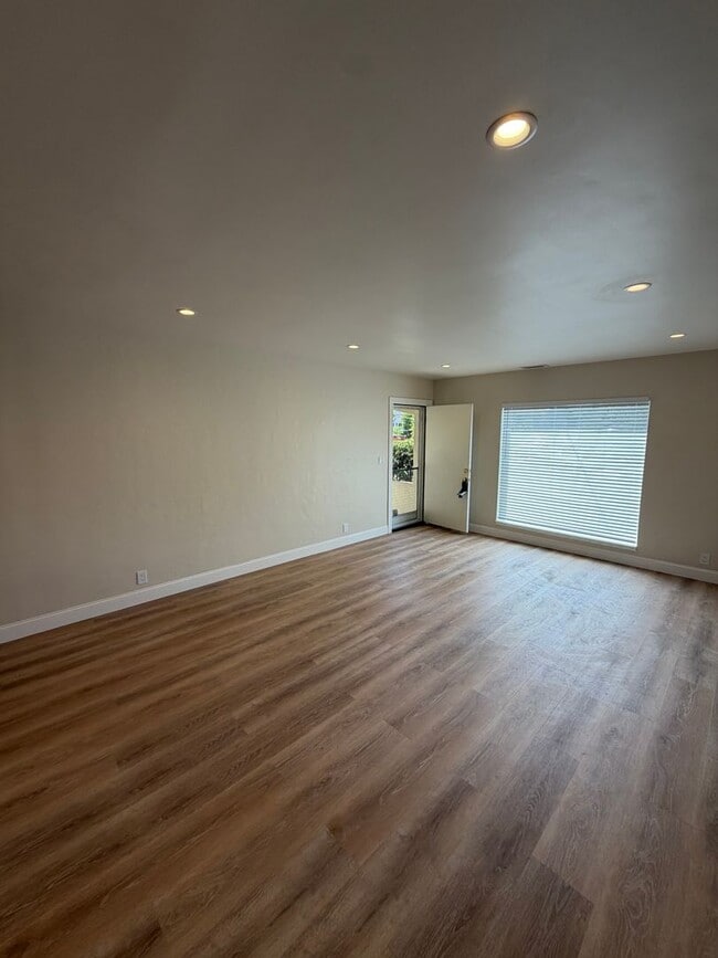 Building Photo - 506-510 N Claremont