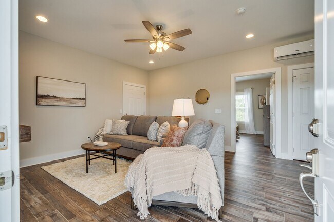 Building Photo - Beautifully Furnished Executive Home – Fle...