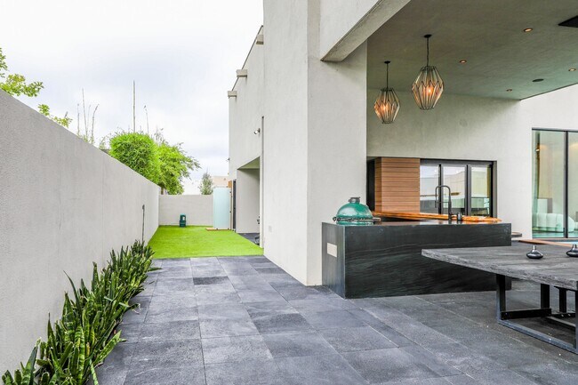 Building Photo - 3013 George Martin Dr