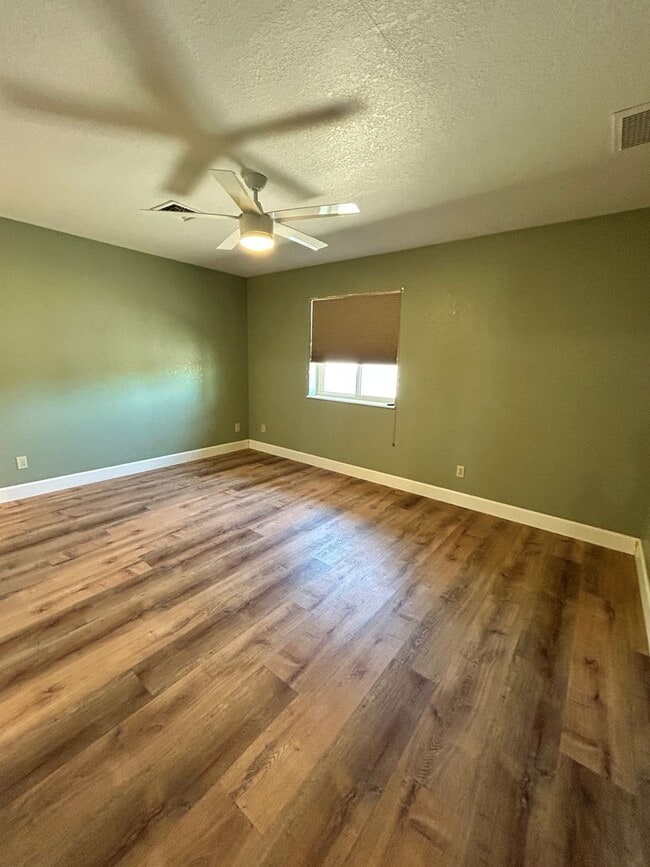 Building Photo - Unfurnished Home!