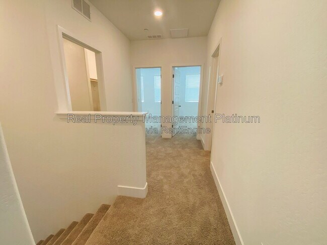Building Photo - 2752 E Tamarind Dr