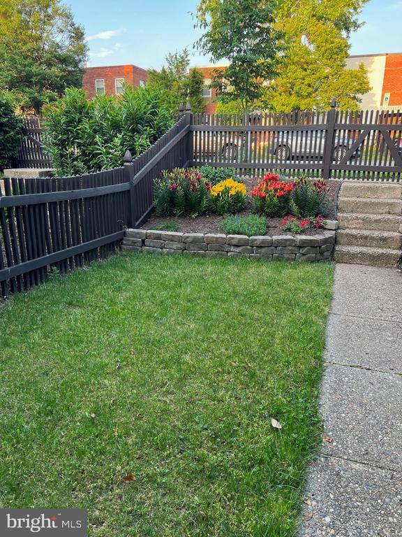 Building Photo - 629 S Henry St