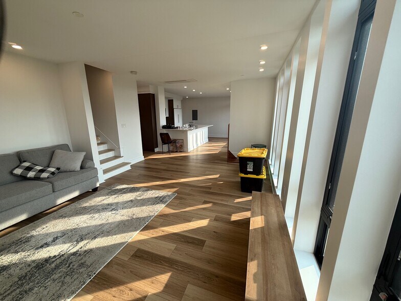 Building Photo - 1948 Washington St