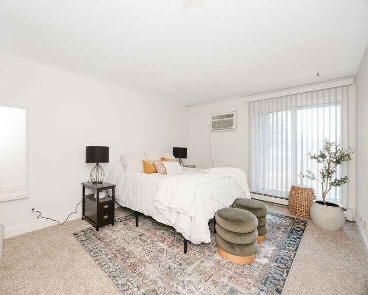 Building Photo - 35 Nathan Ln N