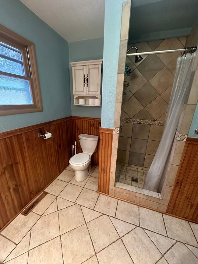 Building Photo - MIDTOWN 3 Bdrm House, All Appliances incl ...