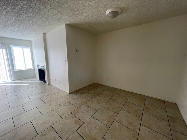 Building Photo - 1221 N Peach Ave