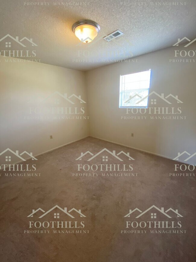 Building Photo - 2 Bedroom Duplex off Whitehall Rd