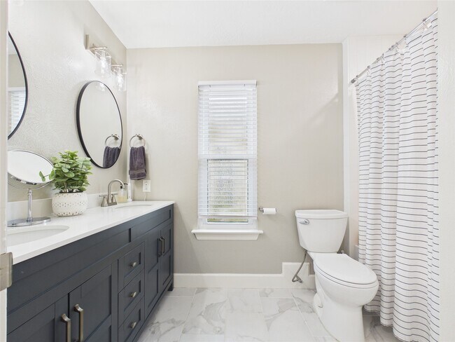 Building Photo - 1210 Berkeley Lake Ln