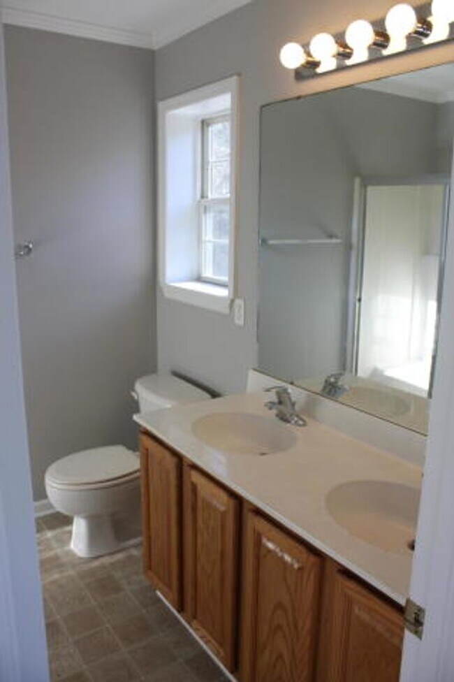 Building Photo - Waterfront Townhome