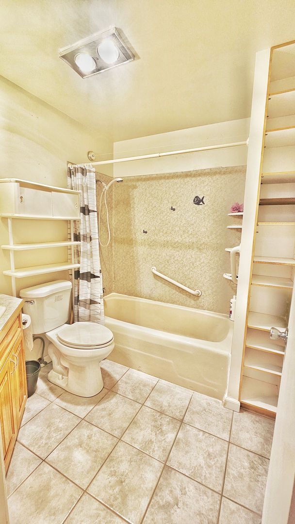 Building Photo - Charming 3-Bedroom 1.5 Bath Apt in Prime B...