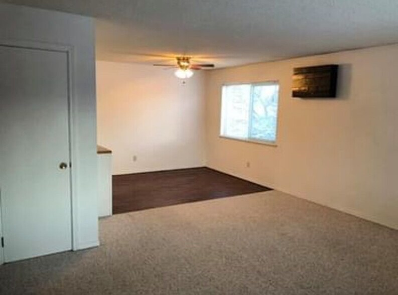 Building Photo - 304 S Pine St