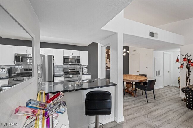 Building Photo - 950 Seven Hills Dr