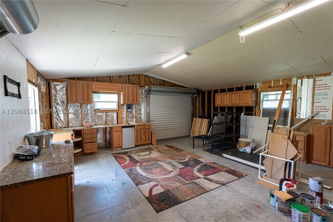 Building Photo - 618 SW Ray Ave
