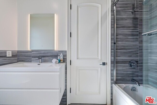 Building Photo - 6127 Rhodes Ave