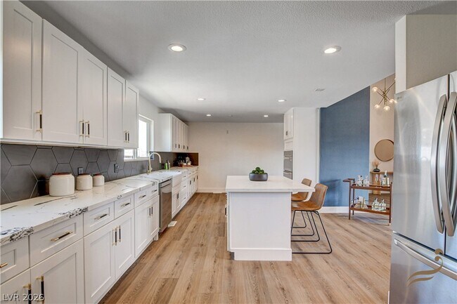 Building Photo - 2685 S Tenaya Way