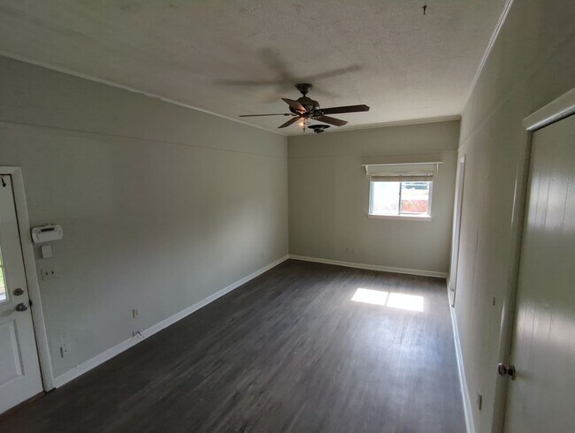 Building Photo - Spacious Rossville House