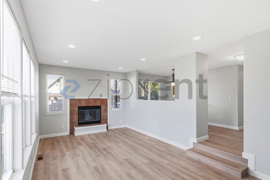 Building Photo - 2124 E 20th St