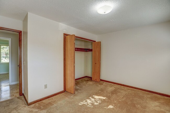 Building Photo - 2 Bdrm / 1.5 Bath Townhouse in Johnson Cit...