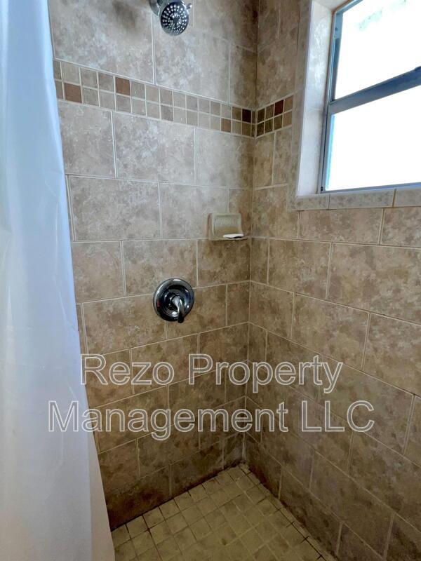 Building Photo - 5005 Lindsay Ct