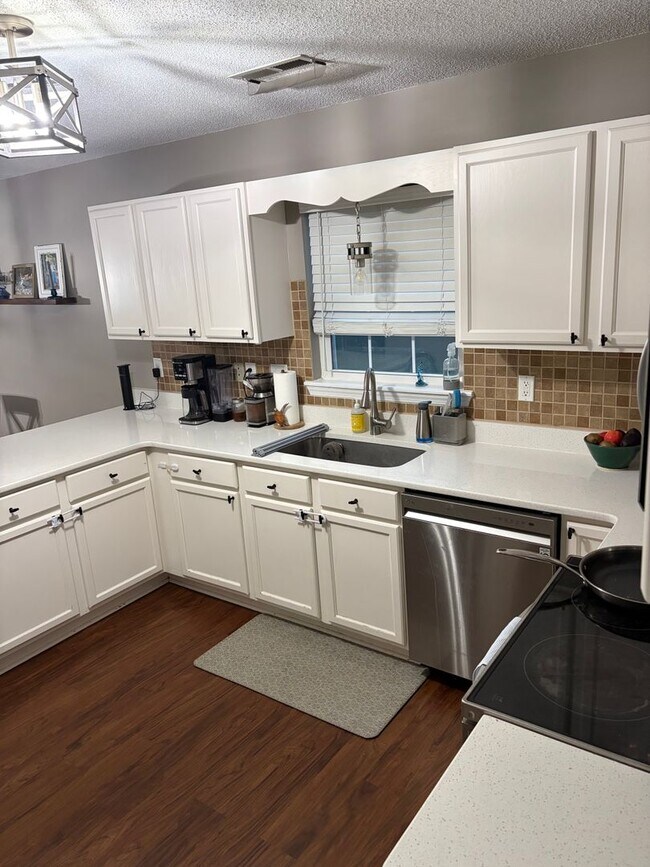 Building Photo - 207 Bluebird Ct