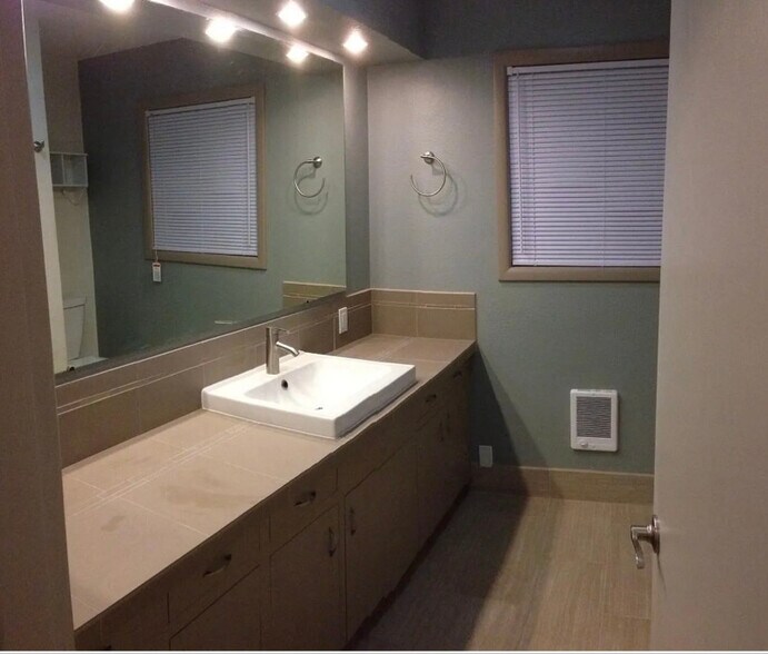 Building Photo - 2802 SE 67th Ave