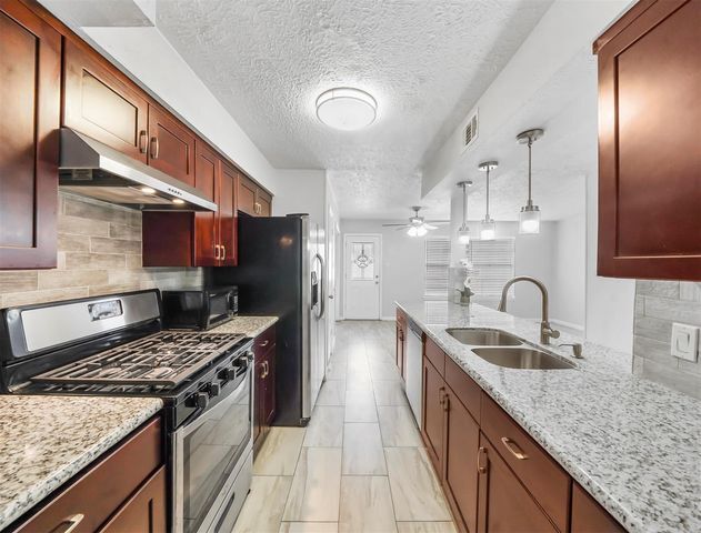 Beautiful Kitchen - 12258 Beamer Rd