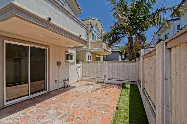 Building Photo - VERY BRIGHT, SPACIOUS & AIRY GOLDEN HILLS ...