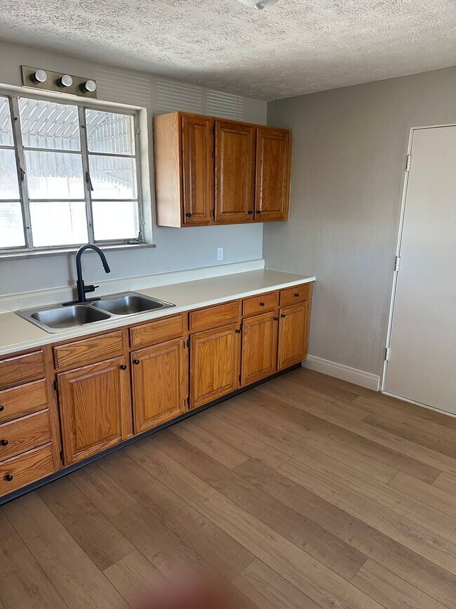 Building Photo - Move In Ready 2 Bedroom with Attached Gara...