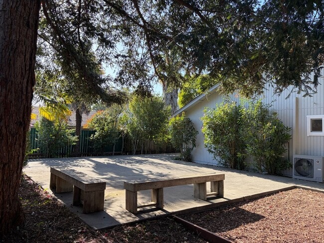 Building Photo - House like 2bed/1.5 Bath Condo with Spacious Corner Yard and 2 Car Garage