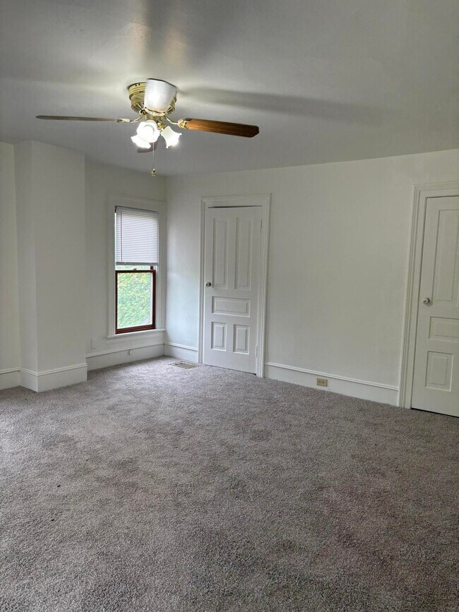 Building Photo - 201 Oak St