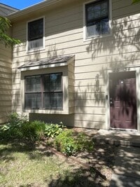 Building Photo - Great Townhome! Close to Campus!
