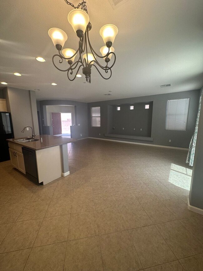 Building Photo - *$500 OFF 1ST MONTHS RENT. MUST MOVE IN BY...
