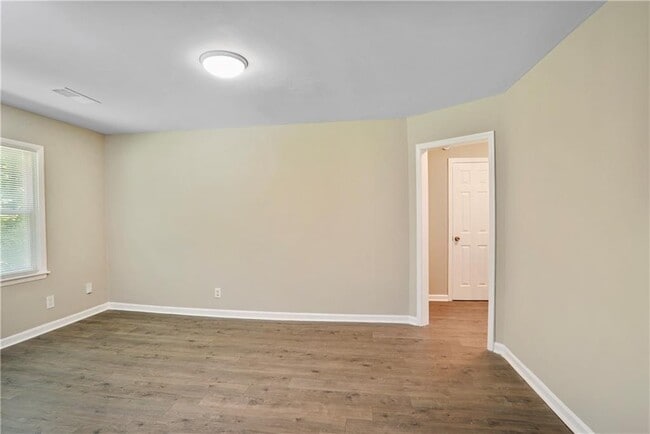 Building Photo - 2421 Sara Dr NE
