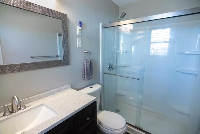 Building Photo - 614 Camellia St N E