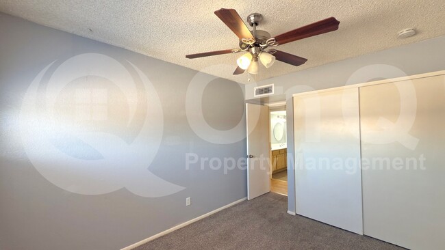 Building Photo - 2673 E Oakleaf Dr
