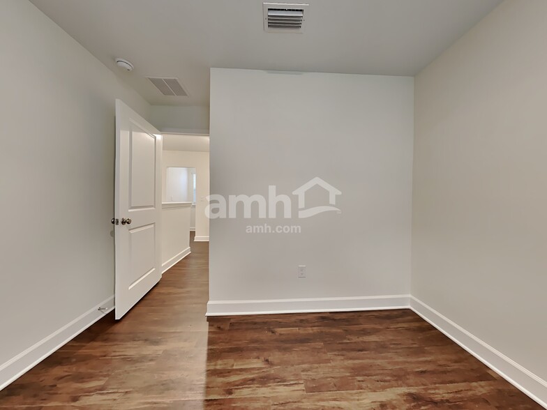 Building Photo - 1046 Tan Tara Trl