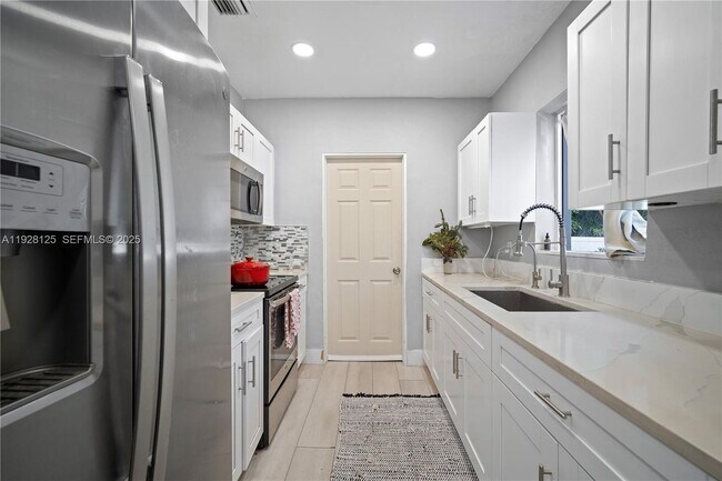 Building Photo - 16101 NE 11th Ave