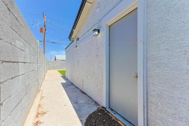 Building Photo - 1510 W 7th Dr