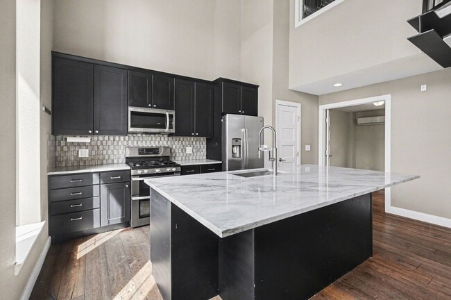Building Photo - Stunning Luxury Home in Sunnyside **Move-In Special**