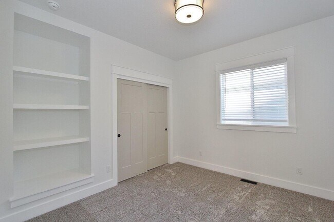 Building Photo - Immaculate Single-Level Patio Home