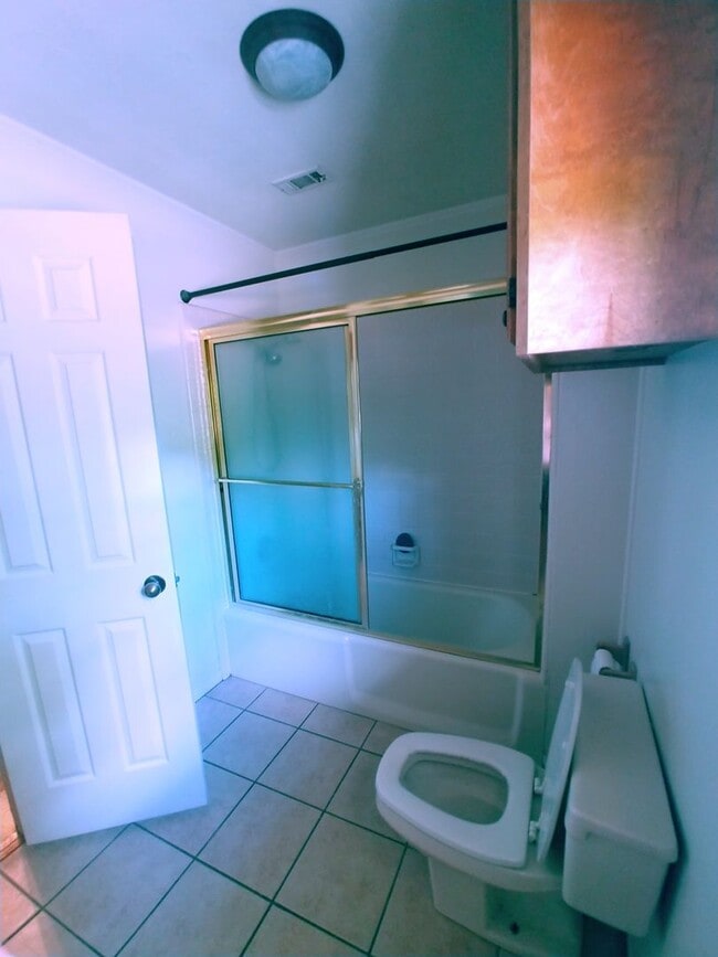 Building Photo - Spacious 3/2 home in convenient location